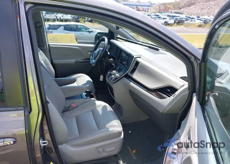 2018 Toyota Sienna Xle 8 Passenger z USA, uszkodzony, nr VIN 5TDYZ3DC8JS935845